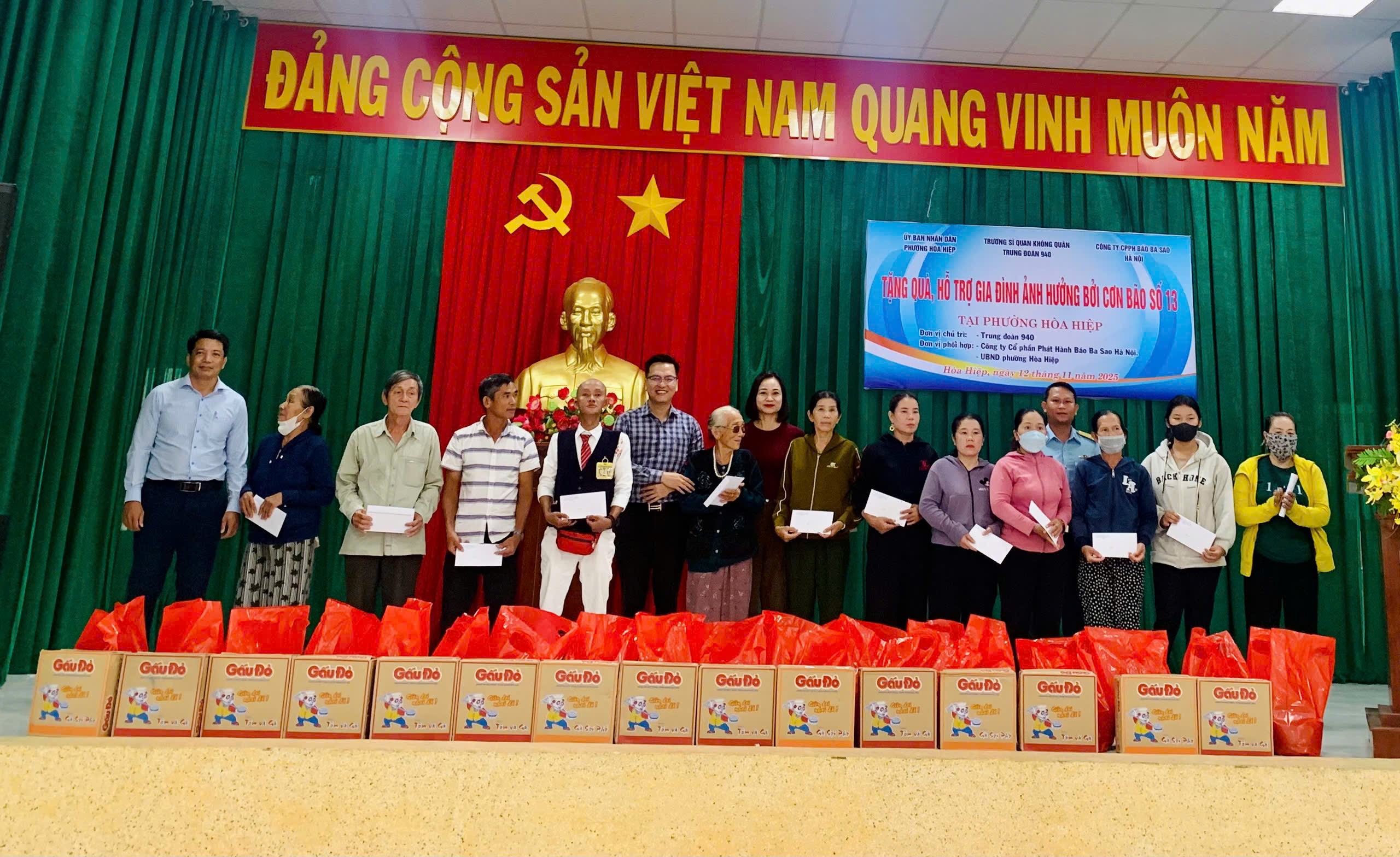 TẶNG QUÀ, HỖ TRỢ NHÂN DÂN BỊ ẢNH HƯỞNG BỞI CƠN BÃO SỐ 13 TẠI PHƯỜNG HÒA HIỆP