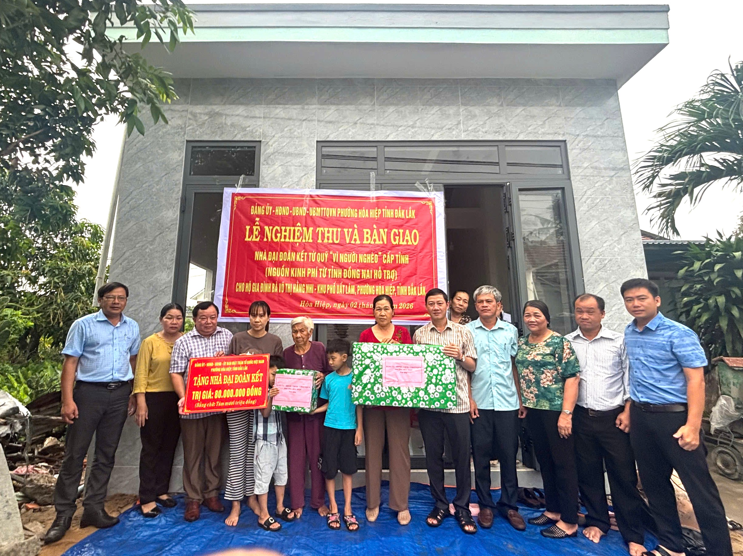 Bàn giao nhà đại đoàn kết cho hộ cận nghèo Khu phố Uất Lâm