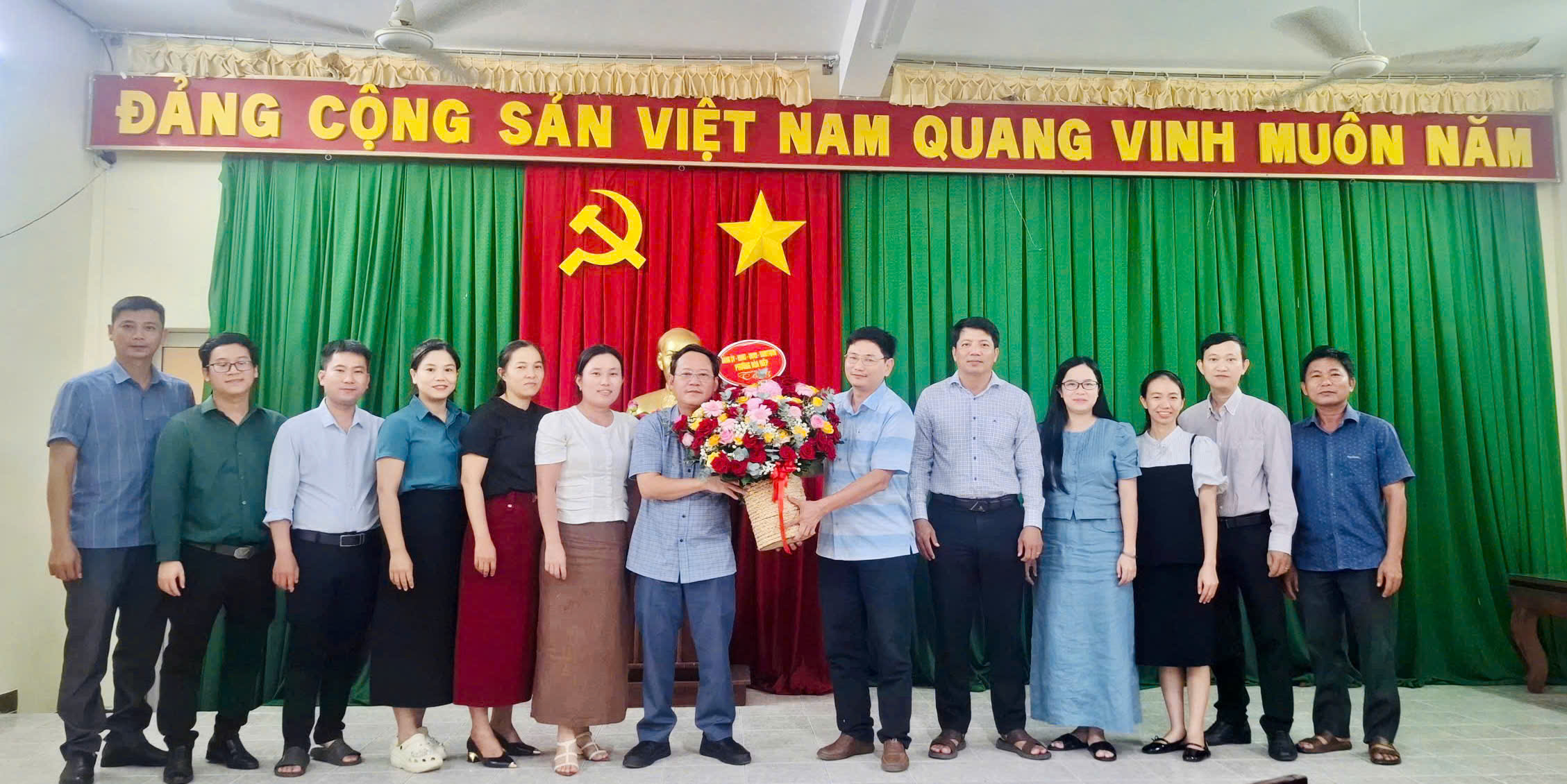 Lãnh đạo phường Hòa Hiệp chúc mừng kỷ niệm 66 năm Ngày thành lập ngành Du lịch Việt Nam