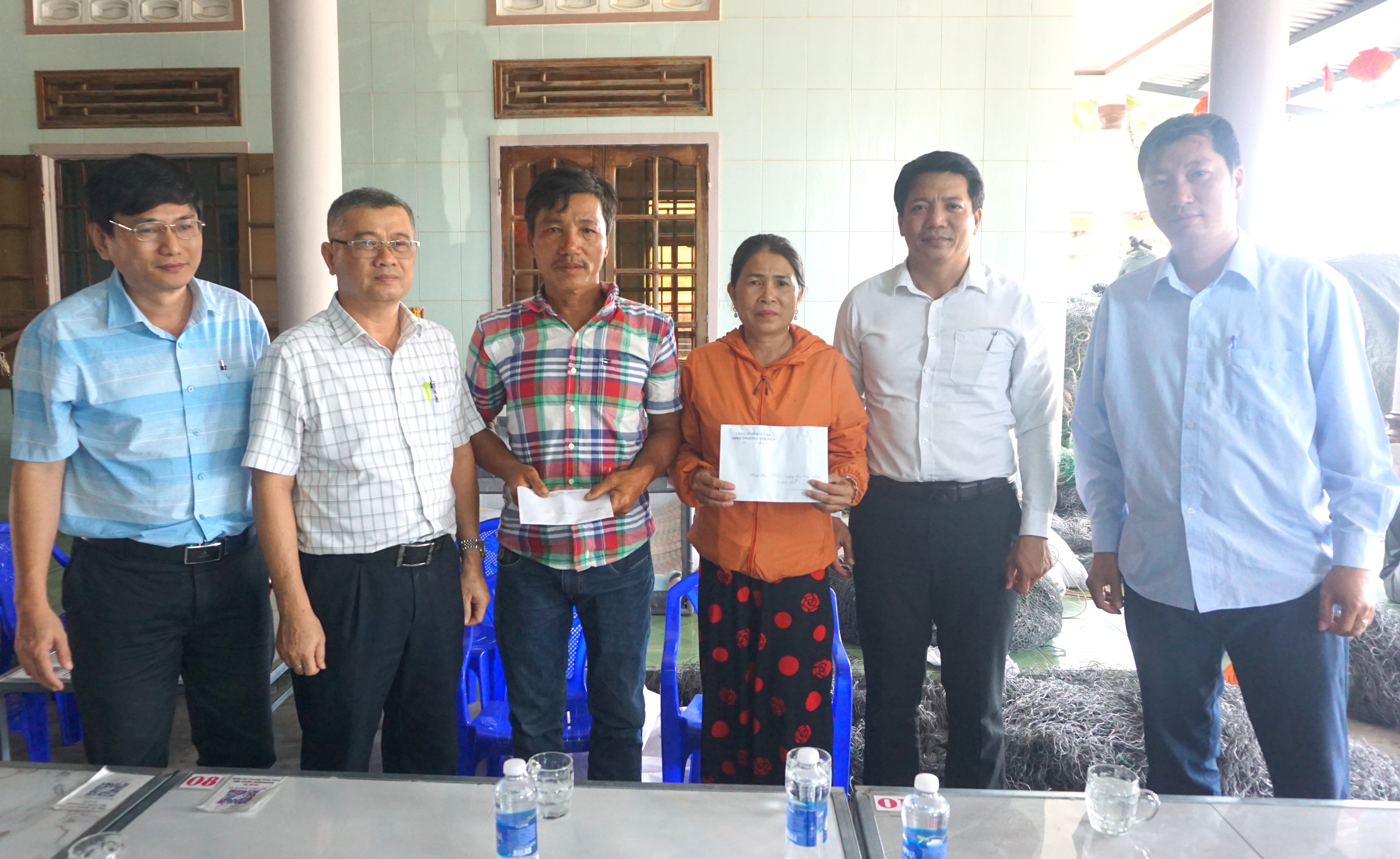 Lãnh đạo phường Hoà Hiệp thăm chủ tàu cá bị va chạm trên biển