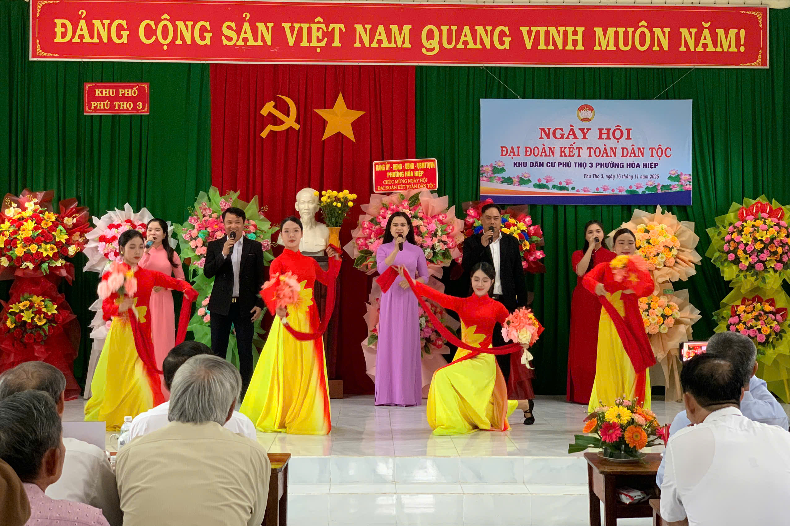 SÔI NỔI NGÀY HỘI ĐẠI ĐOÀN KẾT TOÀN DÂN TỘC TẠI CÁC KHU PHỐ PHƯỜNG HÒA HIỆP