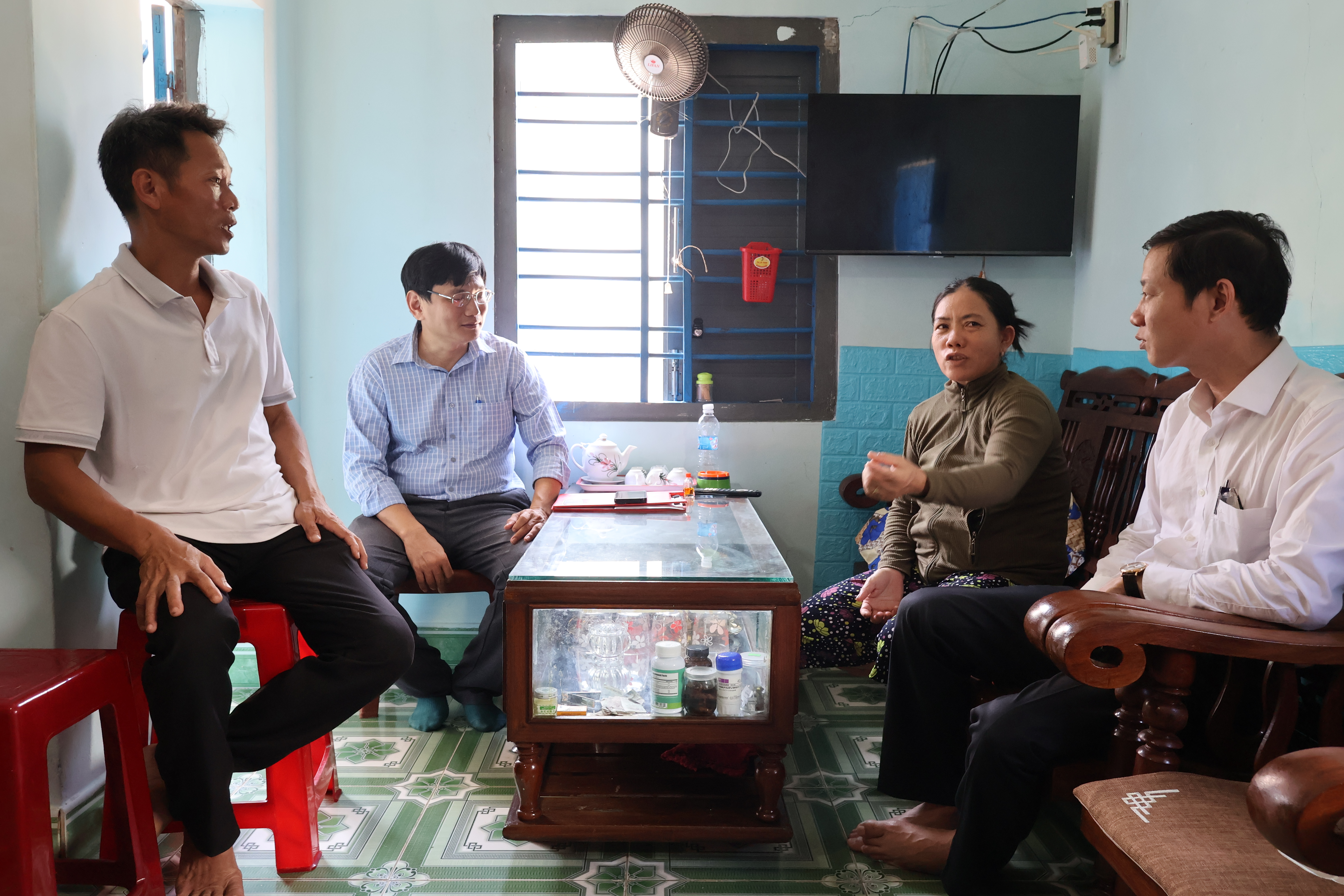 Lãnh đạo phường thăm gia đình có người bị sét đánh tử vong ở Khu phố Phú Lạc
