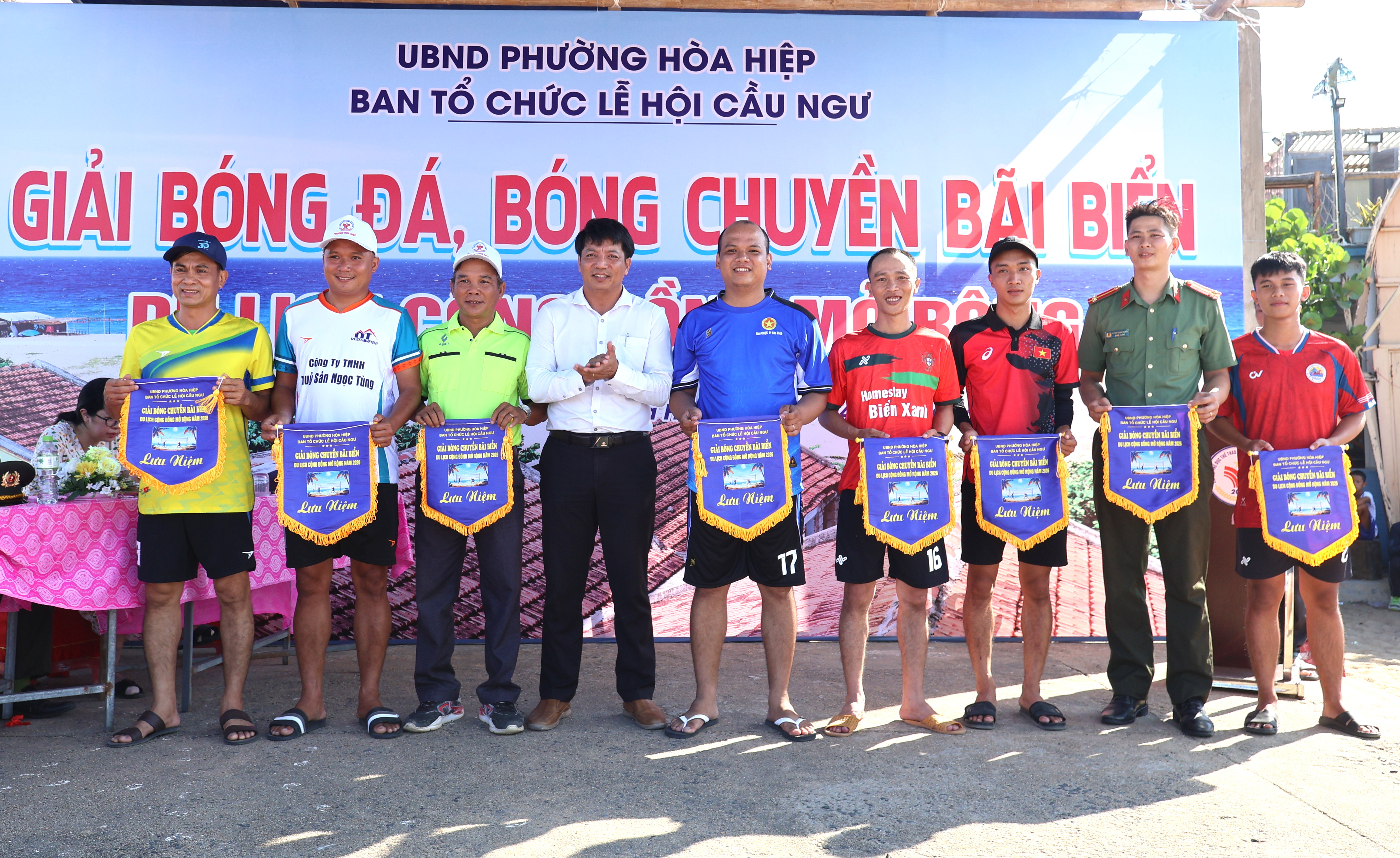 Khai mạc giải bóng đá, bóng chuyền bãi biển du lịch cộng đồng mở rộng