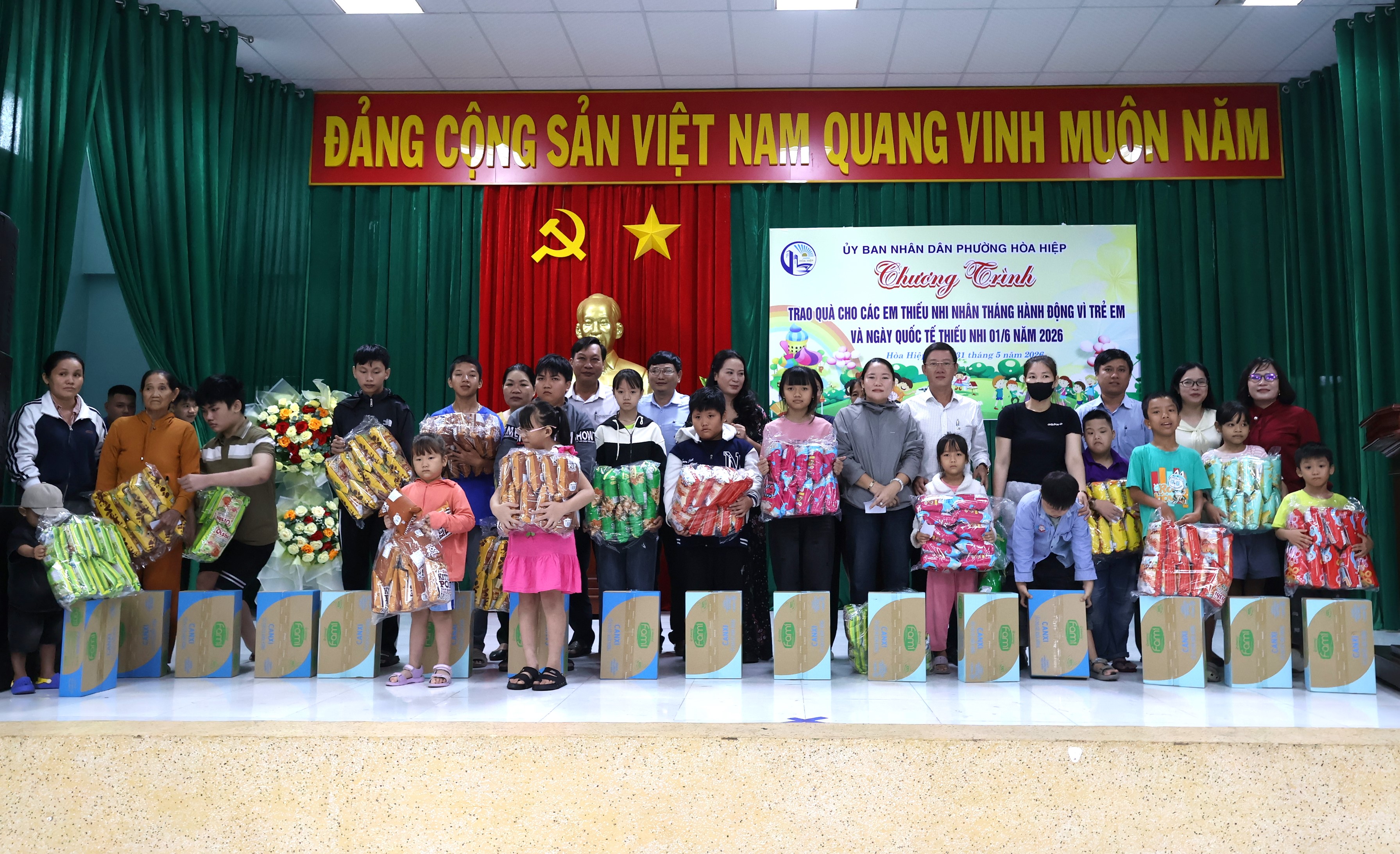 Trao quà cho các em thiếu nhi nhân Tháng hành động vì trẻ em và Ngày Quốc tế Thiếu nhi 01/6