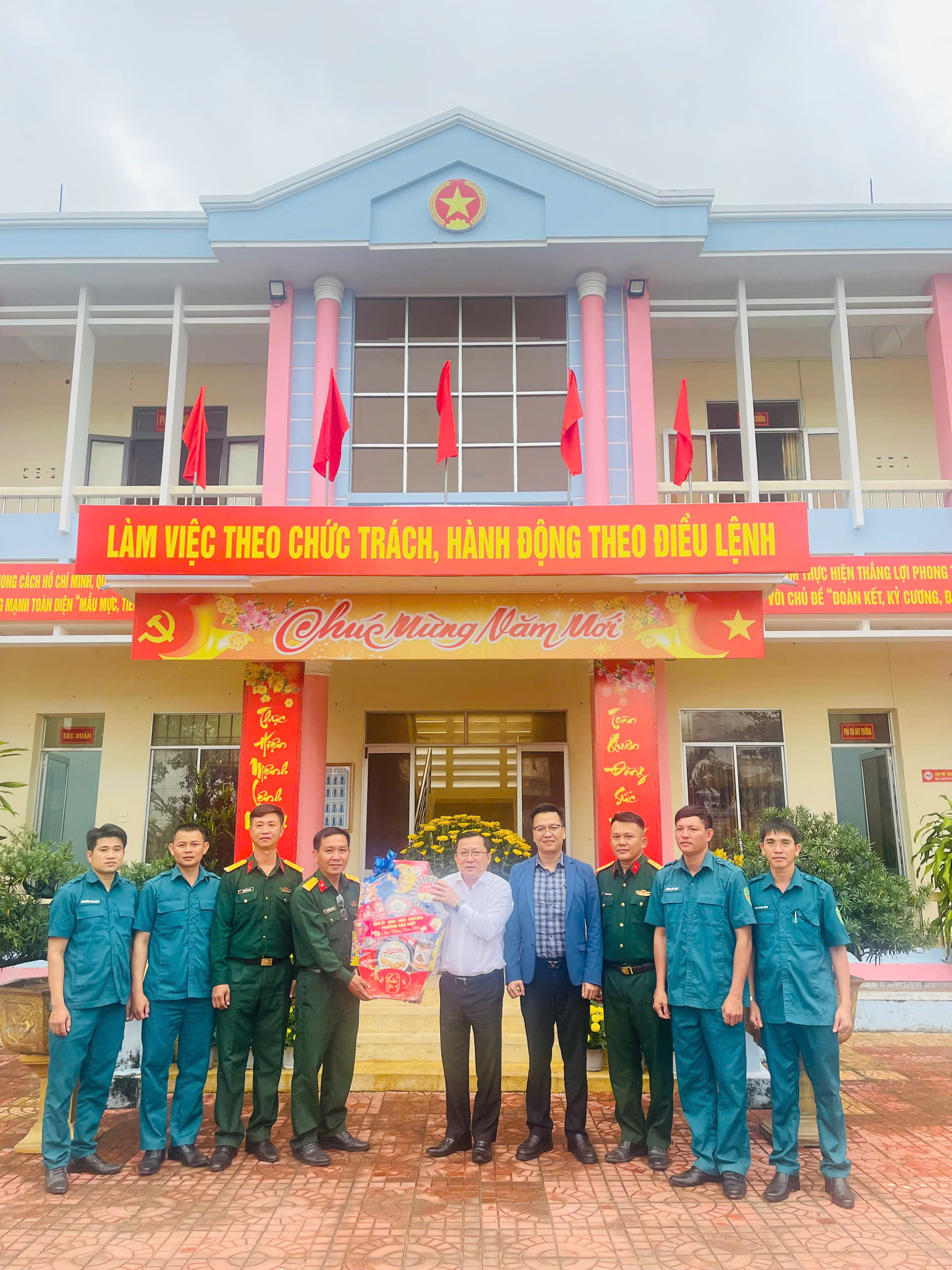 ĐỒNG CHÍ BÍ THƯ ĐẢNG ỦY, CHỦ TỊCH HĐND PHƯỜNG HÒA HIỆP THĂM, CHÚC TẾT CÁC LỰC LƯỢNG VŨ TRANG TRÊN ĐỊA BÀN NHÂN DỊP XUÂN BÍNH NGỌ 2026