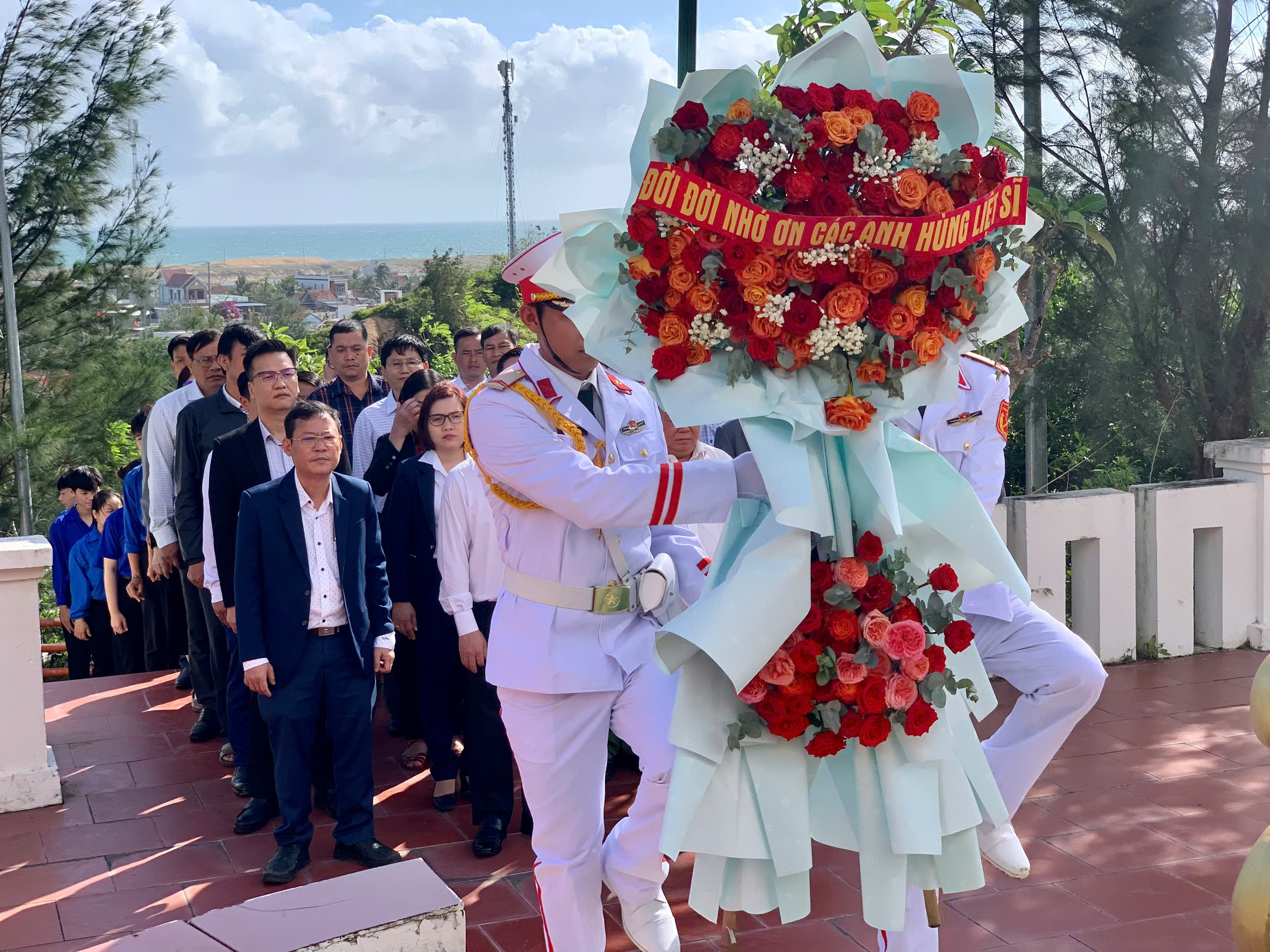 PHƯỜNG HÒA HIỆP TỔ CHỨC LỄ ĐẶT VÒNG HOA, DÂNG HƯƠNG TRI ÂN CÁC ANH HÙNG LIỆT SĨ NHÂN DỊP XUÂN BÍNH NGỌ 2026