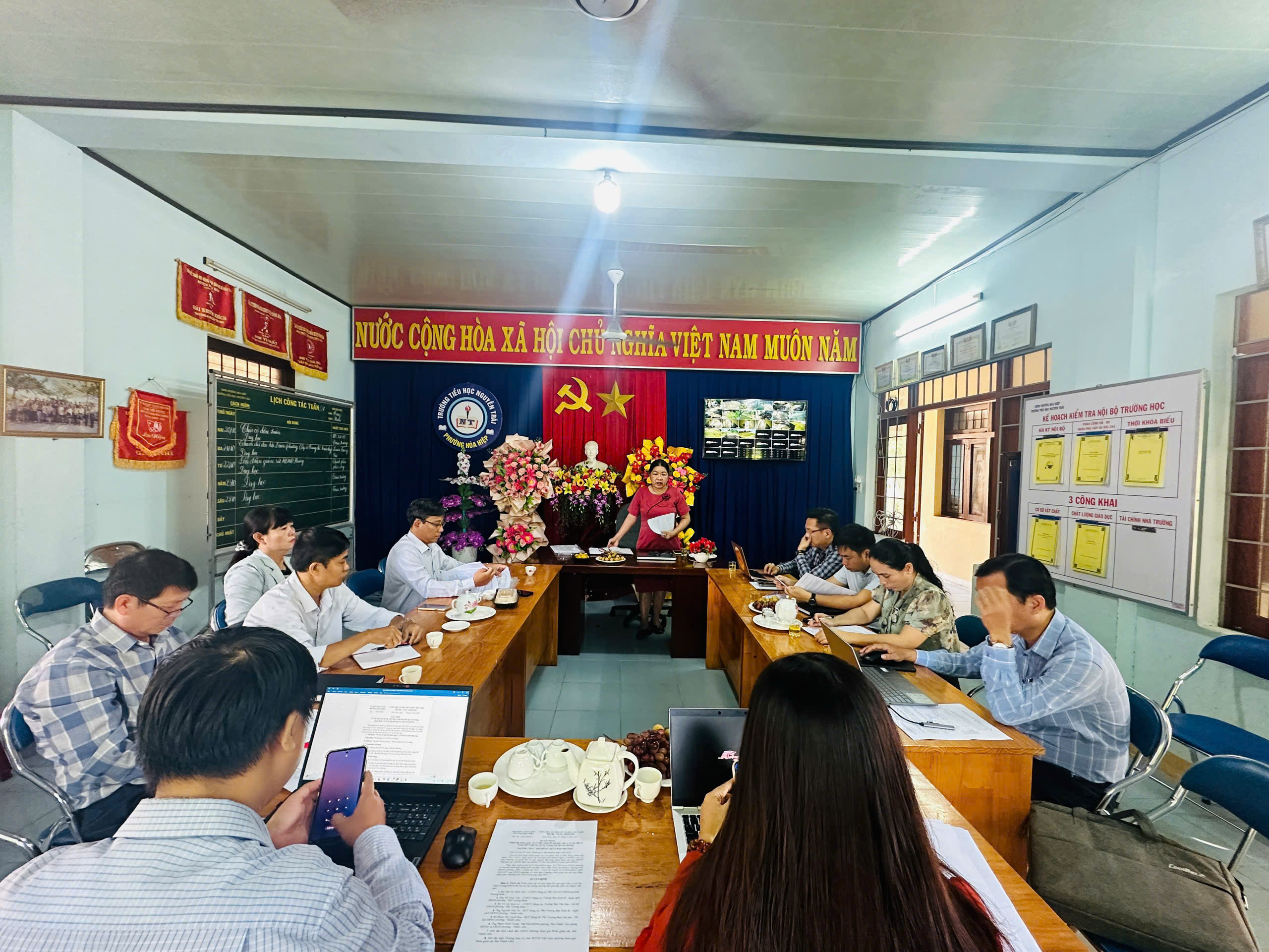 Đoàn giám sát của HĐND phường Hòa Hiệp nắm bắt tình hình đội ngũ giáo viên, cơ sở vật chất và trang thiết bị dạy học của Trường Tiểu học Nguyễn Trãi