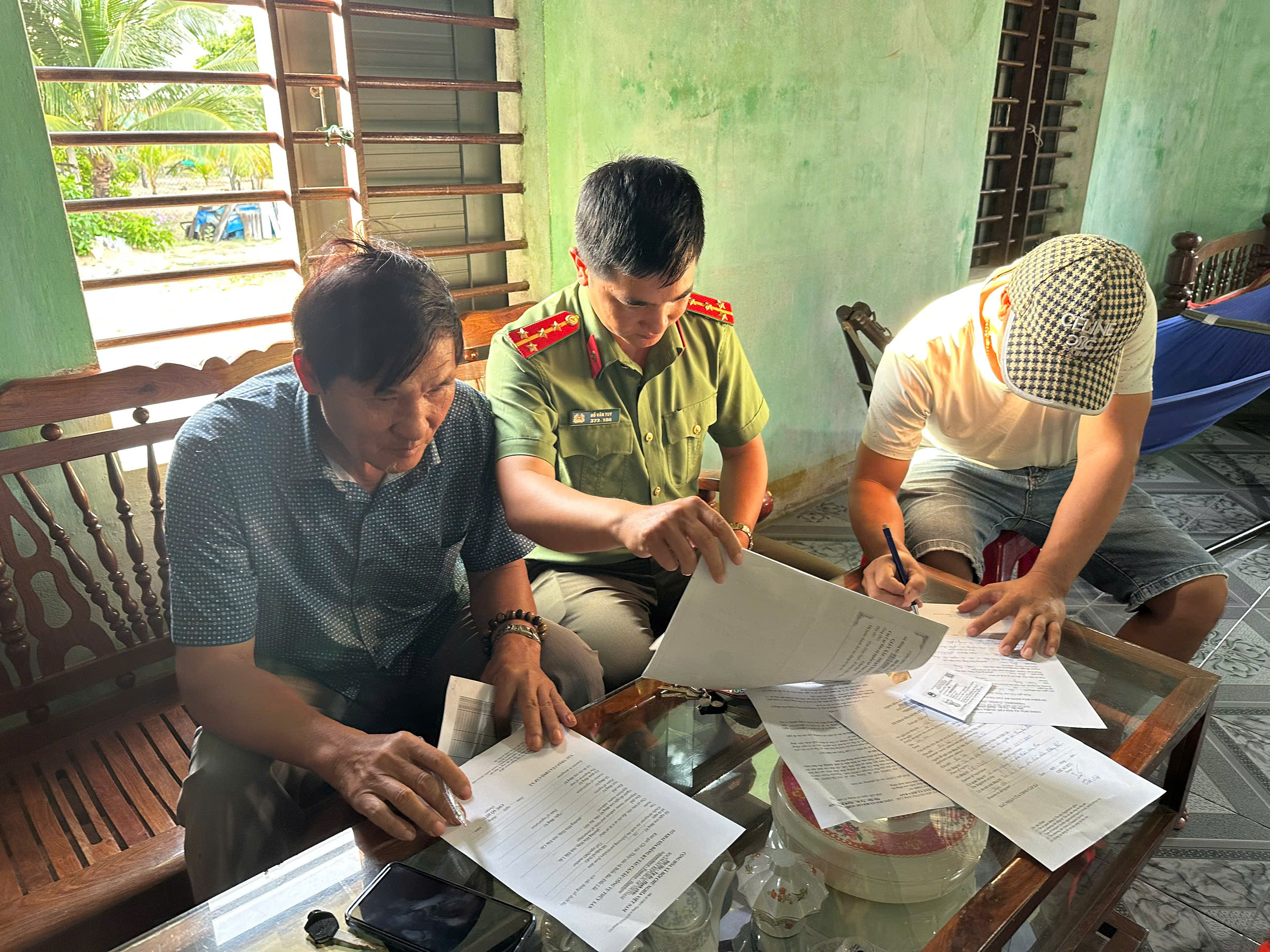 UBND phường Hòa Hiệp triển khai đợt ra quân hướng dẫn cấp giấy phép cho các chủ tàu cá chưa được cấp phép trên địa bàn phường