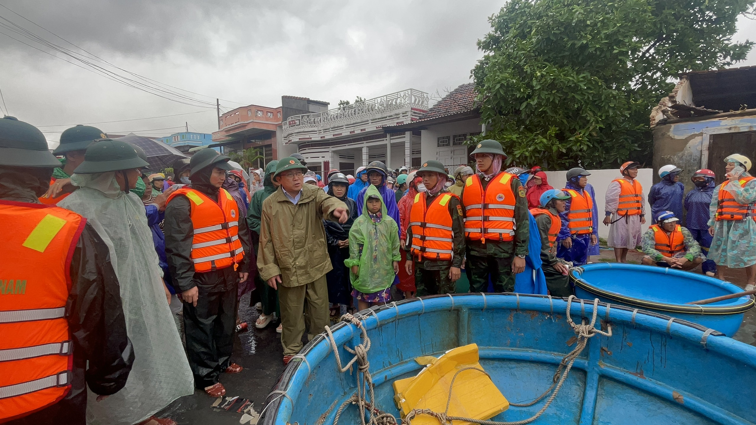ĐỒNG CHÍ NGUYỄN XUÂN HÙNG – BÍ THƯ ĐẢNG ỦY PHƯỜNG HÒA HIỆP THĂM VÀ CHỈ ĐẠO CÔNG TÁC CỨU TRỢ NHÂN DÂN