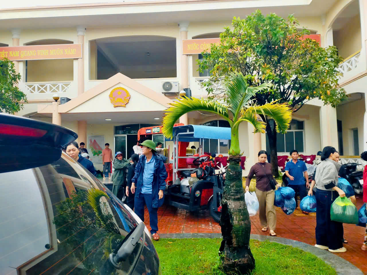 LÃNH ĐẠO UBND PHƯỜNG HÒA HIỆP TẬP TRUNG CHỈ ĐẠO CÔNG TÁC CỨU TRỢ NHÂN DÂN SAU MƯA LŨ.