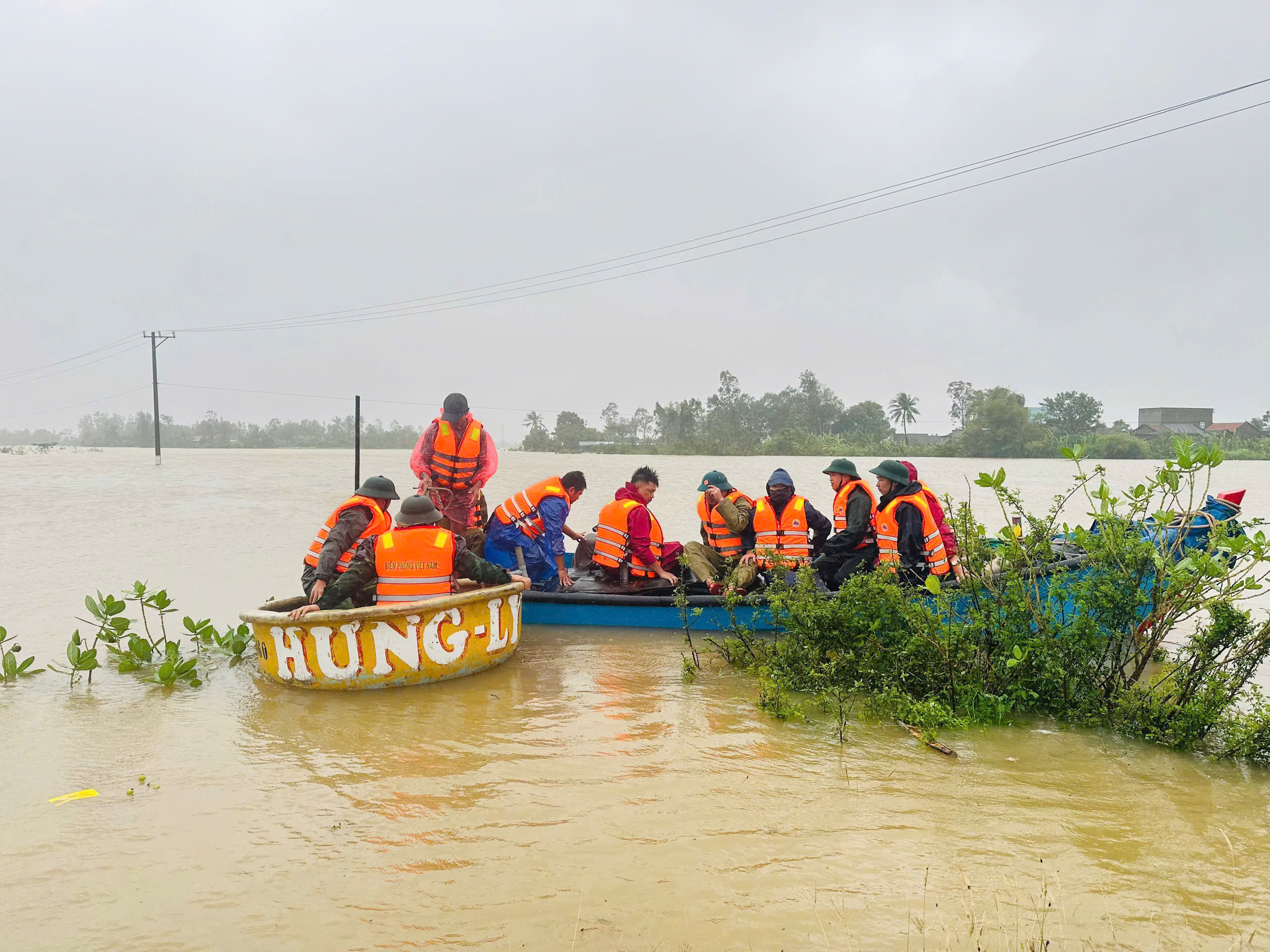 BAN CHỈ HUY PCTT&TKCN PHƯỜNG HÒA HIỆP CHỦ ĐỘNG ỨNG PHÓ MƯA LỚN, LŨ LỤT GIẢM THIỂU THIỆT HẠI DO THIÊN TAI