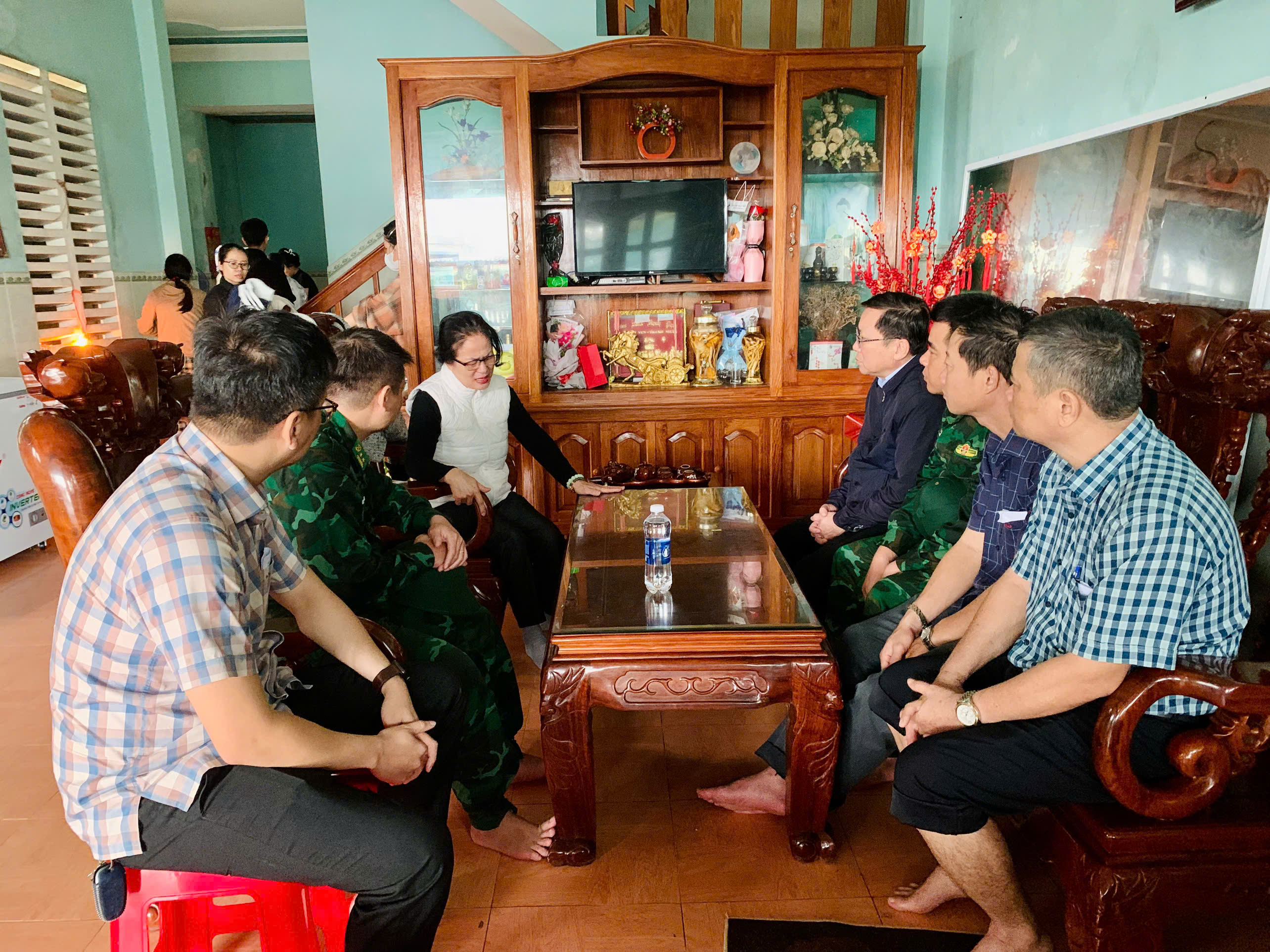 Lãnh đạo phường Hòa Hiệp thăm hỏi, động viên các gia đình có người thân tử vong và mất tích do mưa lũ