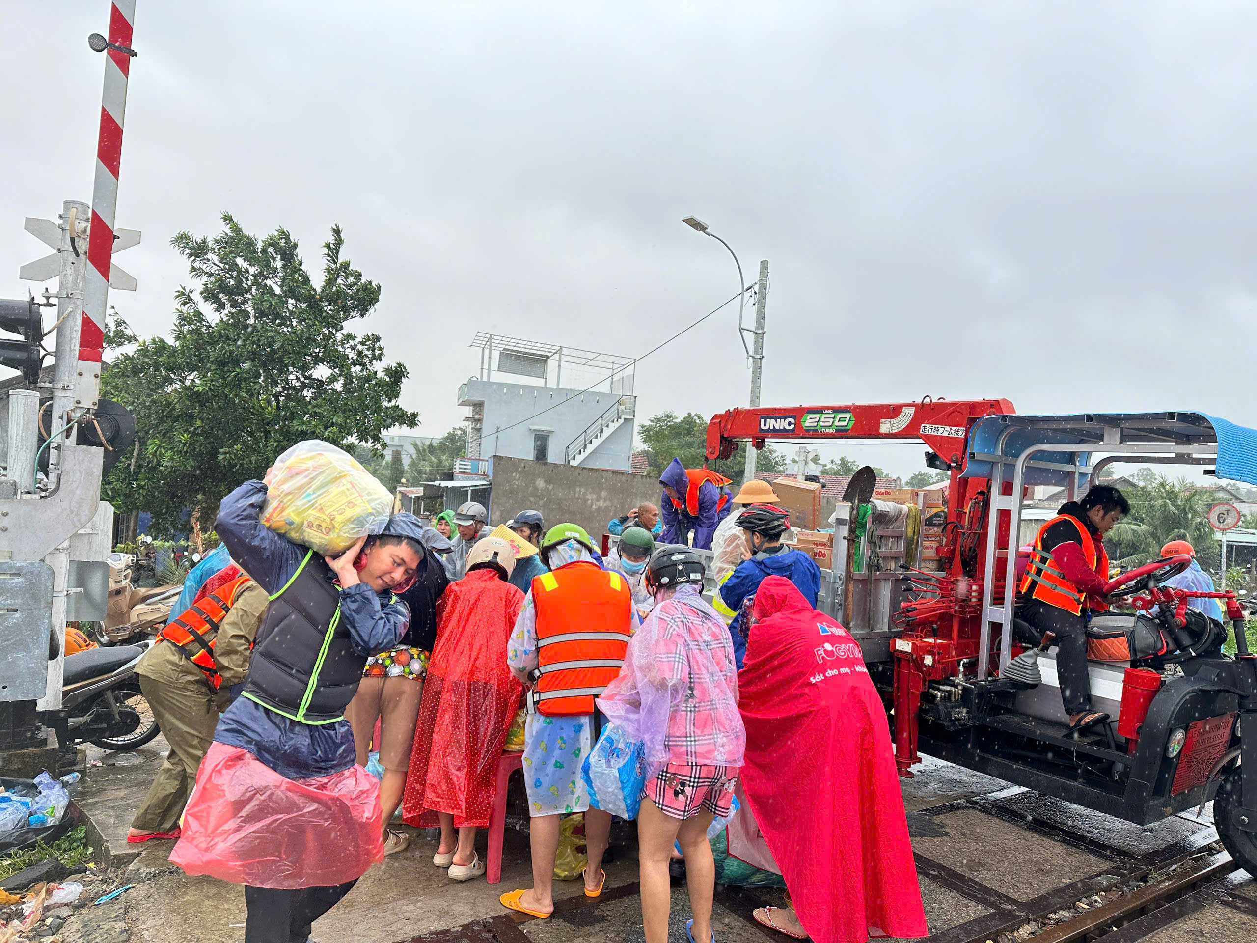 PHƯỜNG HÒA HIỆP CHUNG TAY CỨU TRỢ NHÂN DÂN XÃ HÒA XUÂN VÀ PHƯỜNG ĐÔNG HÒA