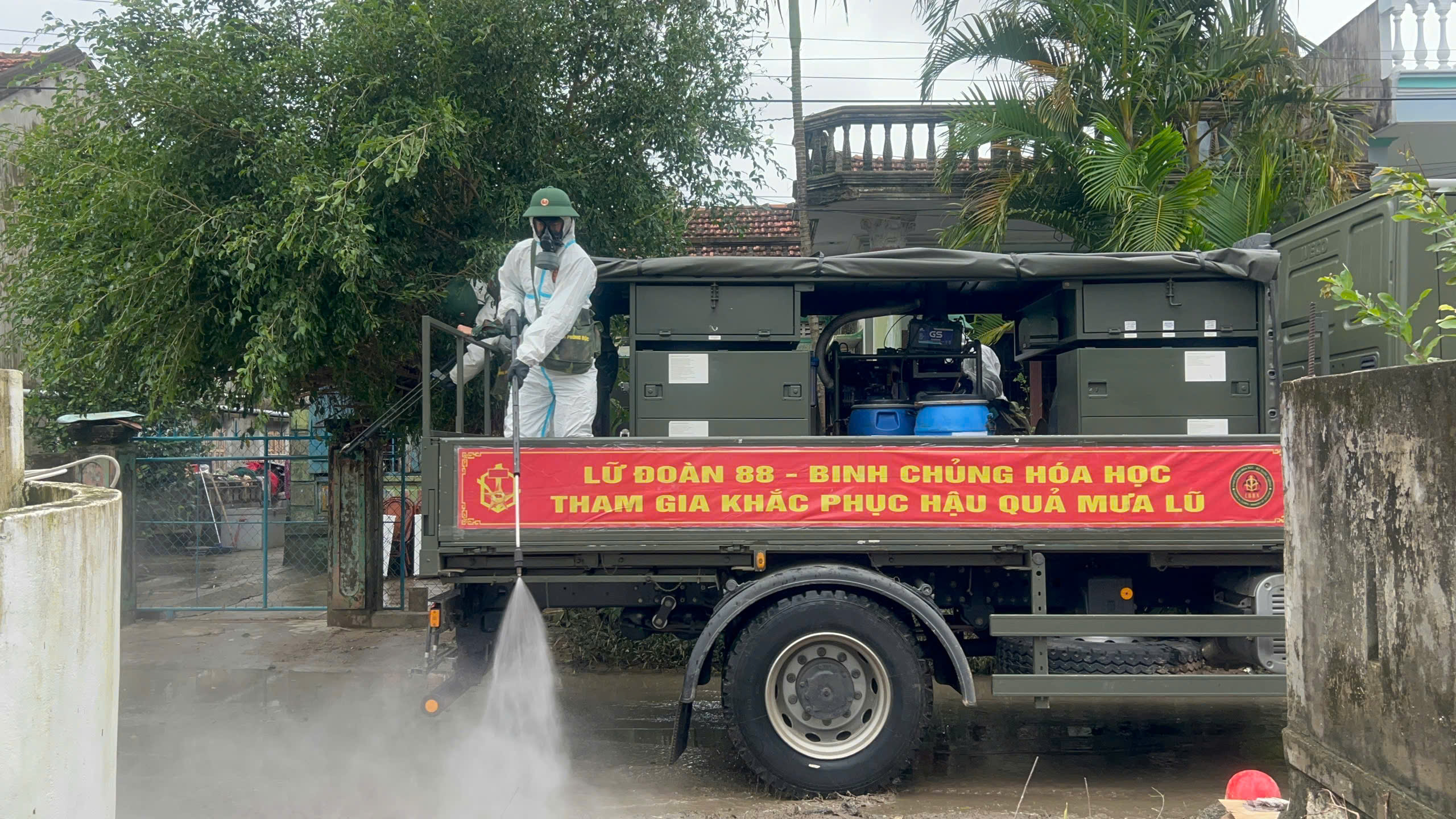 Lữ đoàn 88 – Binh chủng Hóa học tham gia khắc phục hậu quả mưa lũ tại phường Hòa Hiệp