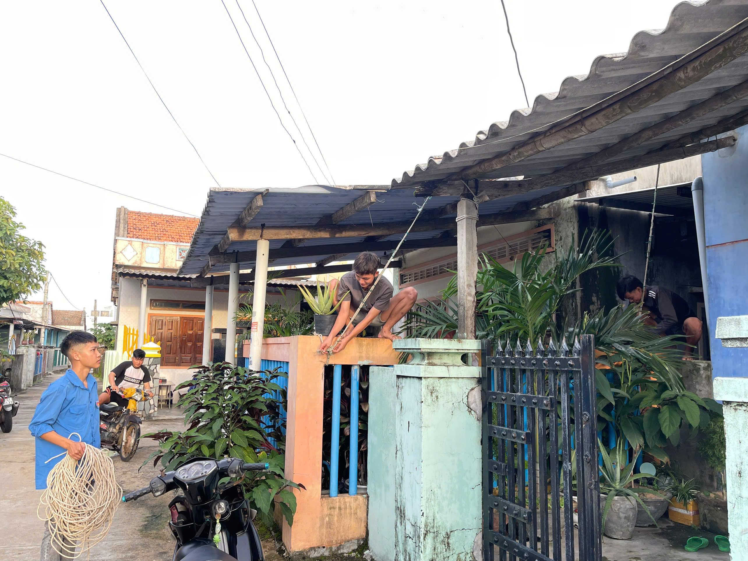 ĐOÀN THANH NIÊN PHƯỜNG HÒA HIỆP TĂNG CƯỜNG CÔNG TÁC HỖ TRỢ NGƯỜI DÂN PHÒNG, CHỐNG BÃO SỐ 13 (KALMAEGI)