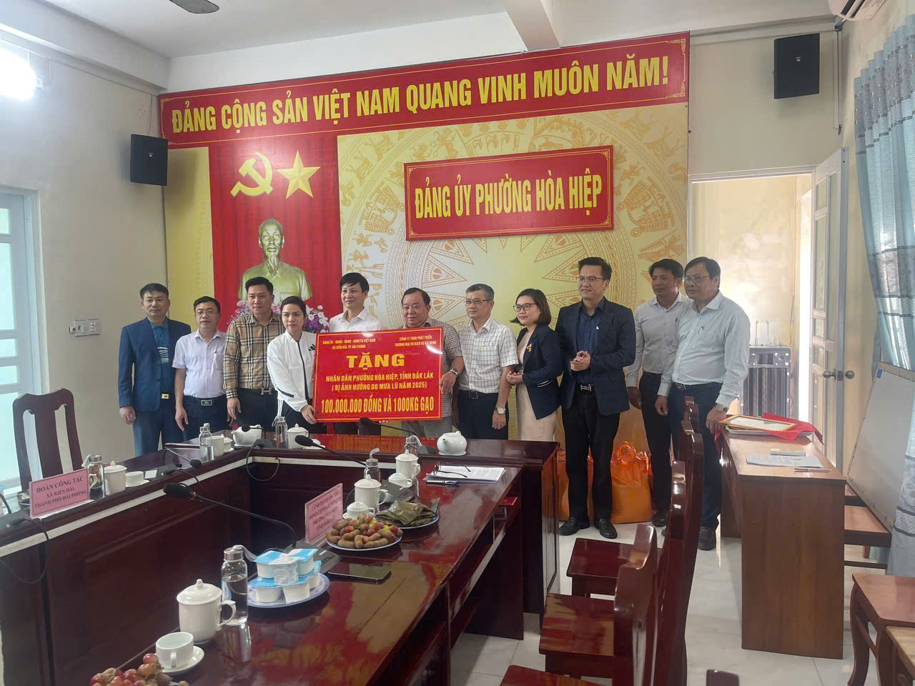 Xã Kiến Hải (TP Hải Phòng) thăm hỏi, trao quà hỗ trợ Nhân dân phường Hòa Hiệp khắc phục hậu quả ngập lụt