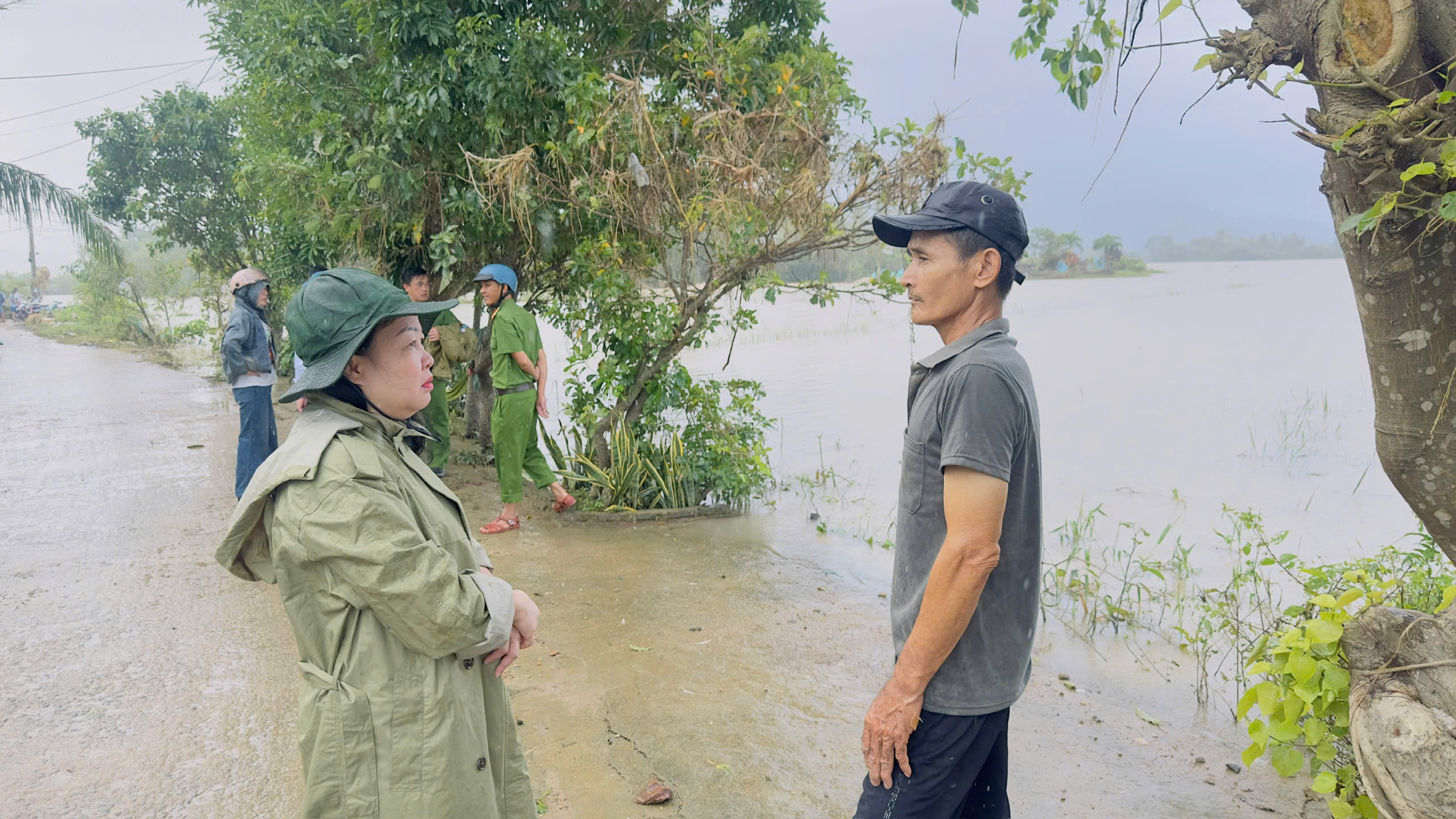 Đồng chí Cao Thị Hòa An - Phó Bí thư Thường trực Tỉnh ủy, Chủ tịch HĐND tỉnh Đắk Lắk thăm và làm việc tại phường Hòa Hiệp về công tác khắc phục hậu quả sau lũ lụt